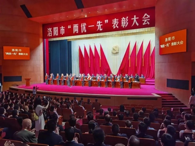 智博喜訊丨智博集團黨支部書記、董事長吳全君獲得“洛陽市優(yōu) 秀共 產(chǎn)黨員”稱號